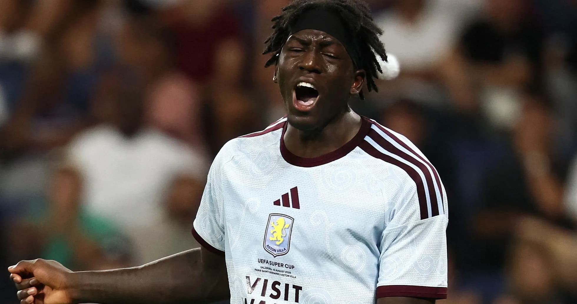 Jugador de Aston Villa protestando durante el partido