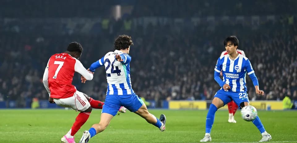 Saka disparando en el partido Brighton vs Arsenal
