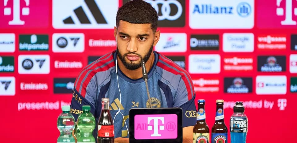 Jugador en conferencia de prensa con micrófono