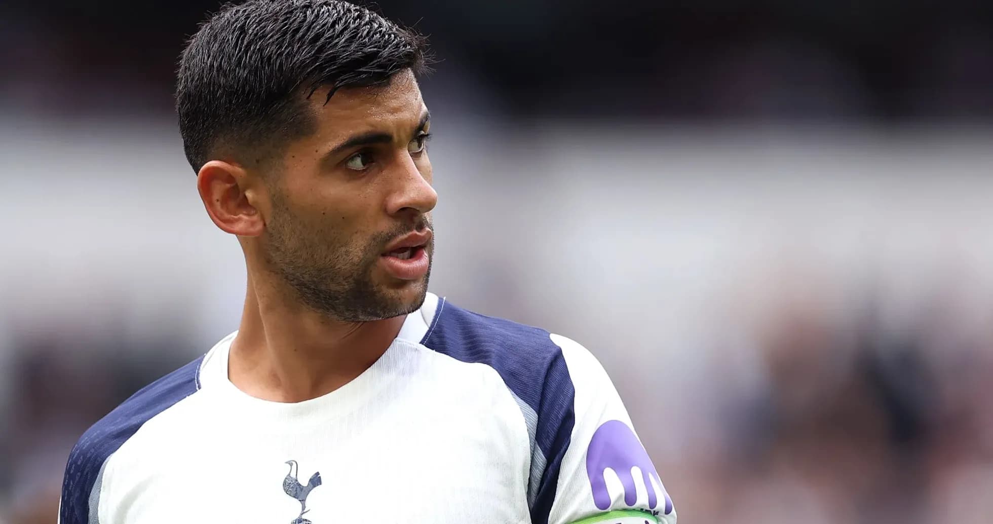 Jugador de Tottenham con camiseta blanca y verde