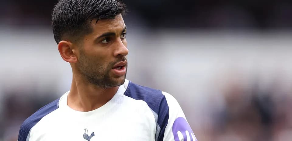 Jugador de Tottenham con camiseta blanca y verde