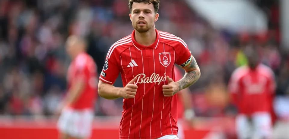 Jugador de Nottingham Forest corriendo en el campo