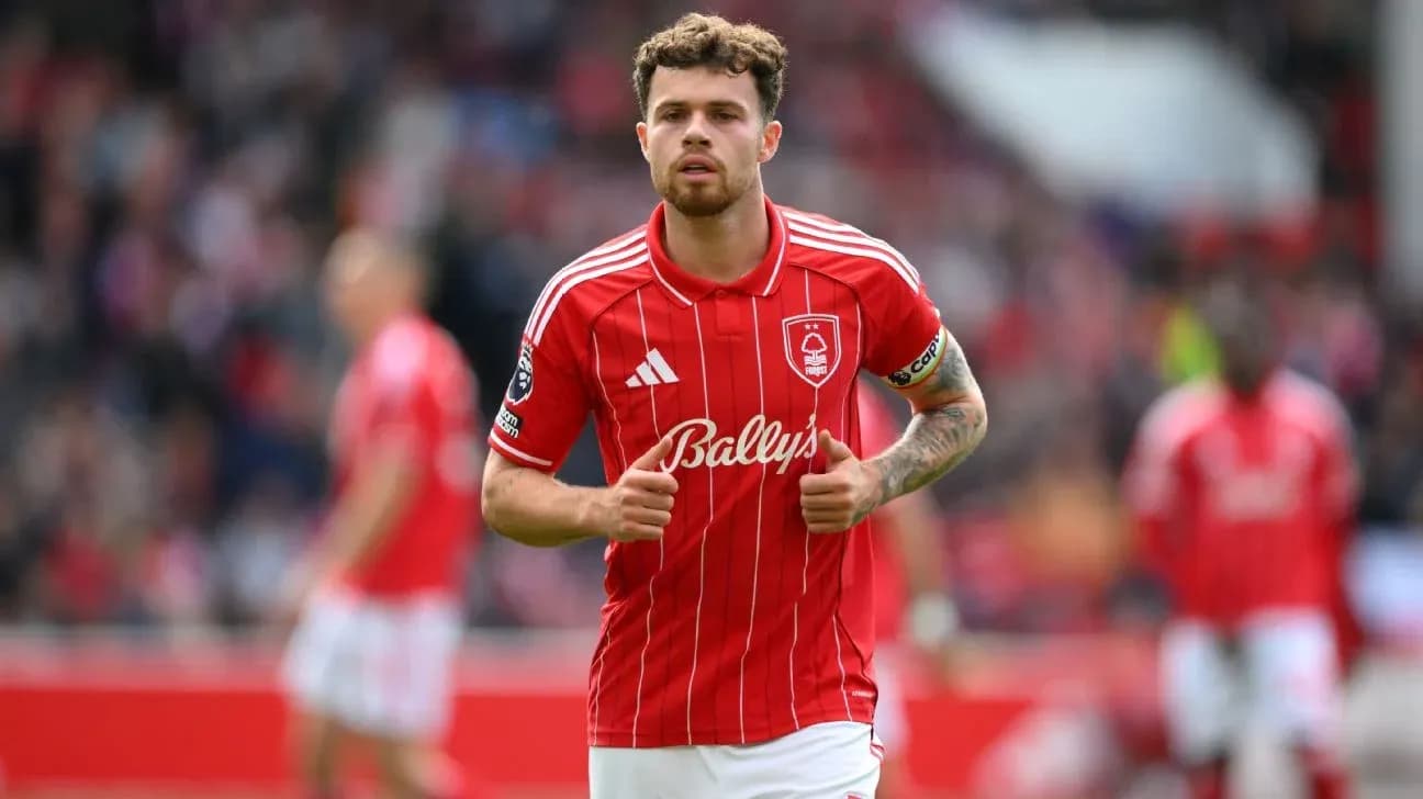 Jugador de Nottingham Forest corriendo en el campo