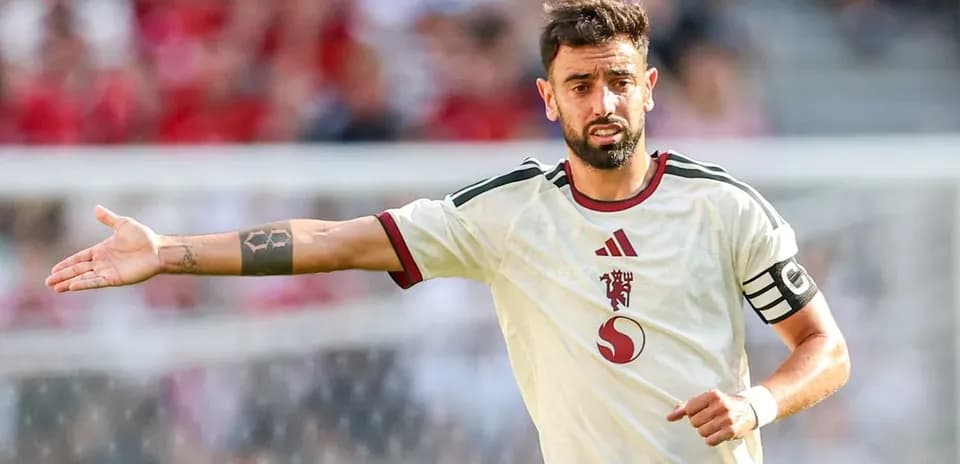 Jugador dirigiendo a su equipo en el campo