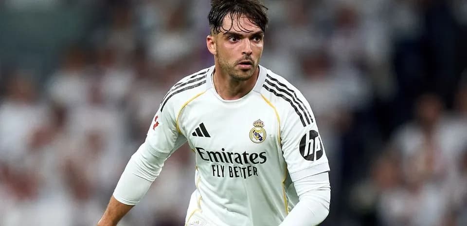 Jugador de Real Madrid corriendo con balón en campo