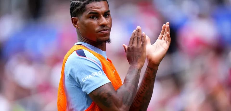 Jugador aplaudiendo en la banda del campo