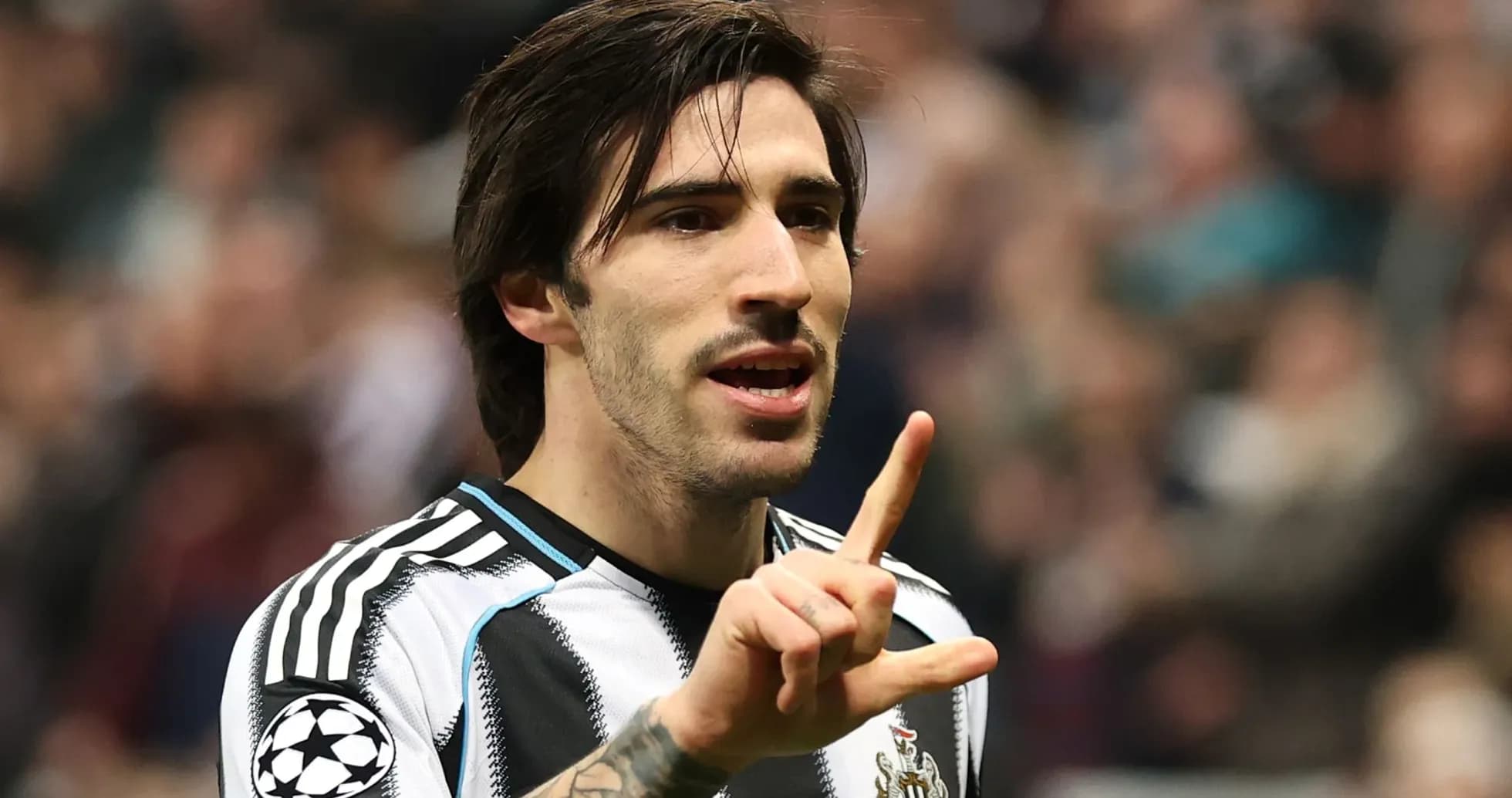 Jugador de Newcastle celebrando con gesto de la mano