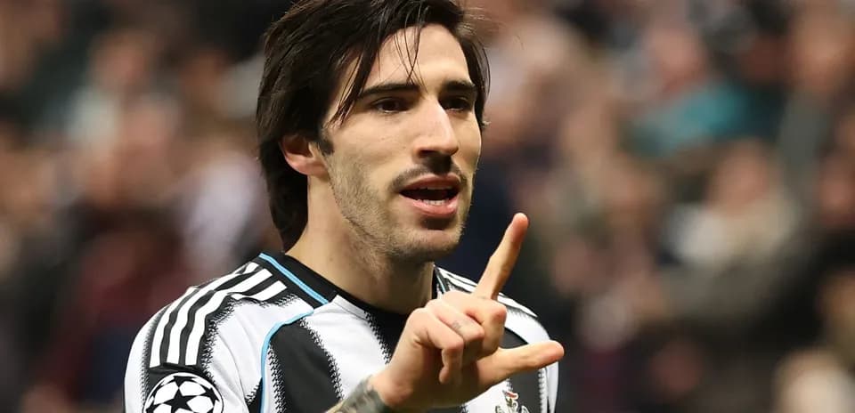 Jugador de Newcastle celebrando con gesto de la mano