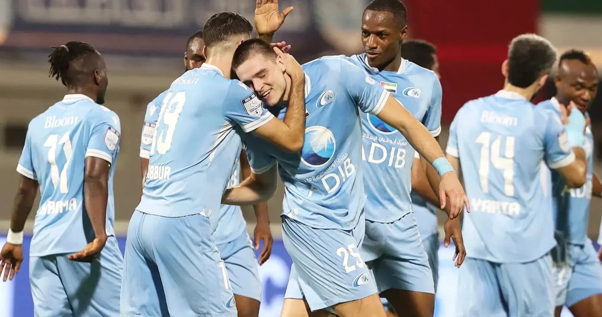 Jugadores celebrando un gol en el partido