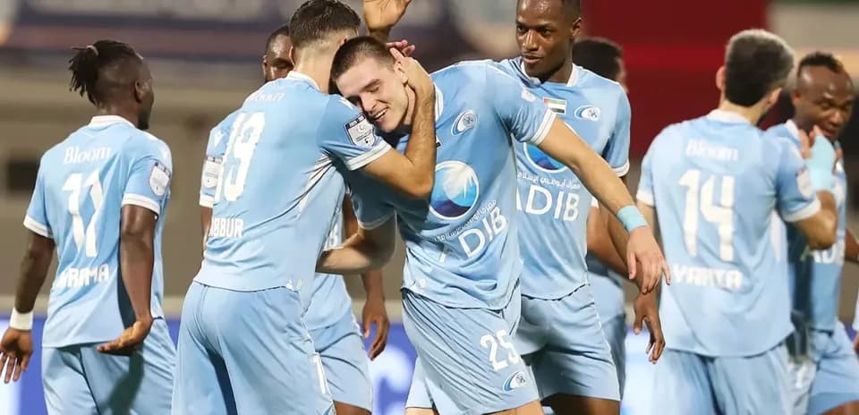 Jugadores celebrando un gol en el partido