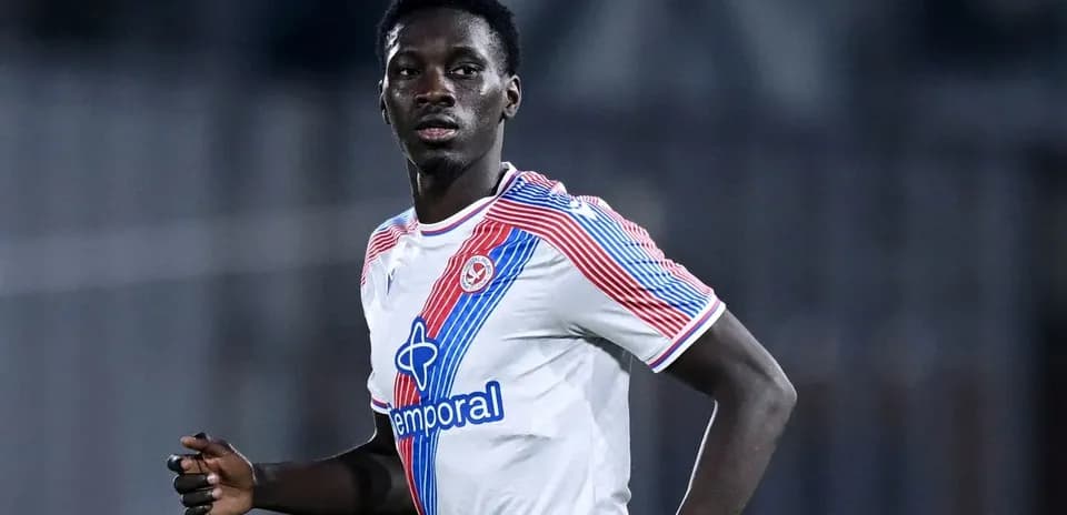 Jugador de fútbol en uniforme de entrenamiento en campo