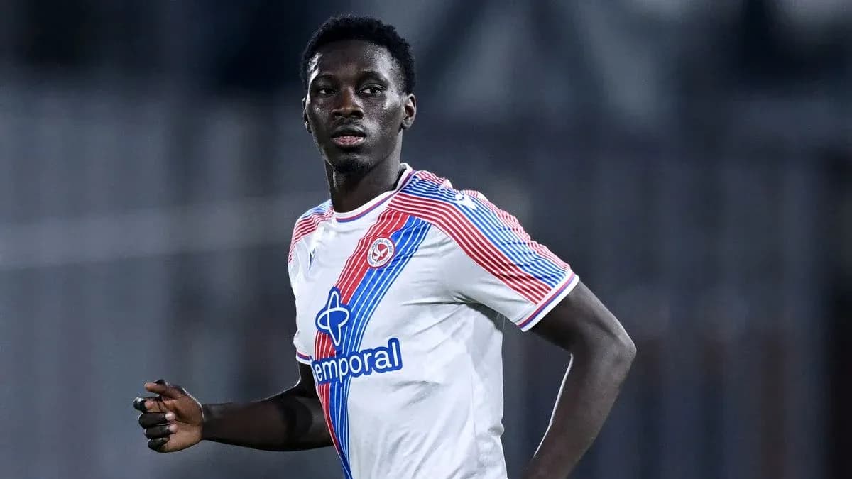Jugador de fútbol en uniforme de entrenamiento en campo