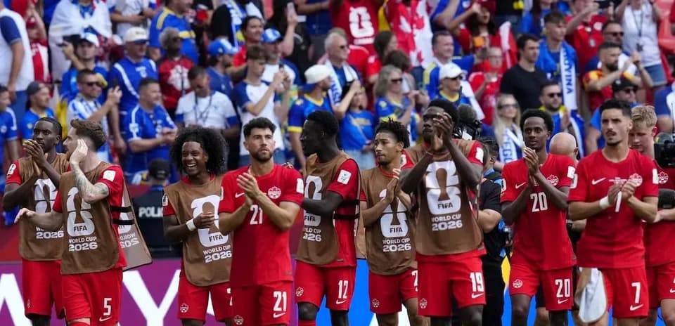 Jugadores de Canadá aplaudiendo en el estadio