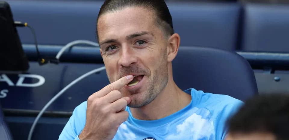 Jugador sentado en el banquillo comiendo durante el partido