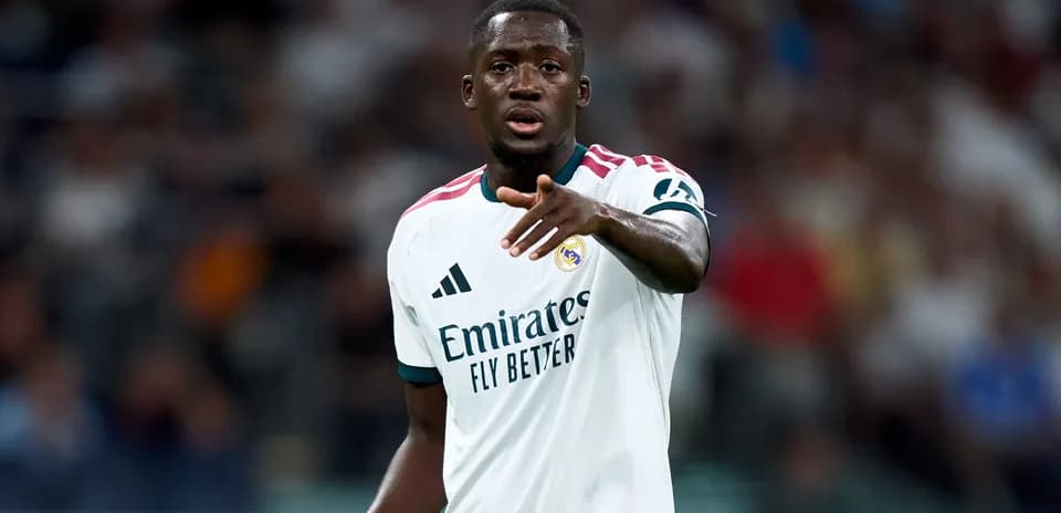 Jugador de Real Madrid señalando en el campo