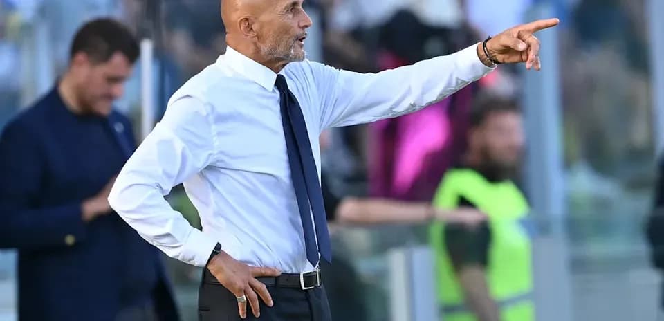 Entrenador dirigiendo a su equipo desde la línea de banda
