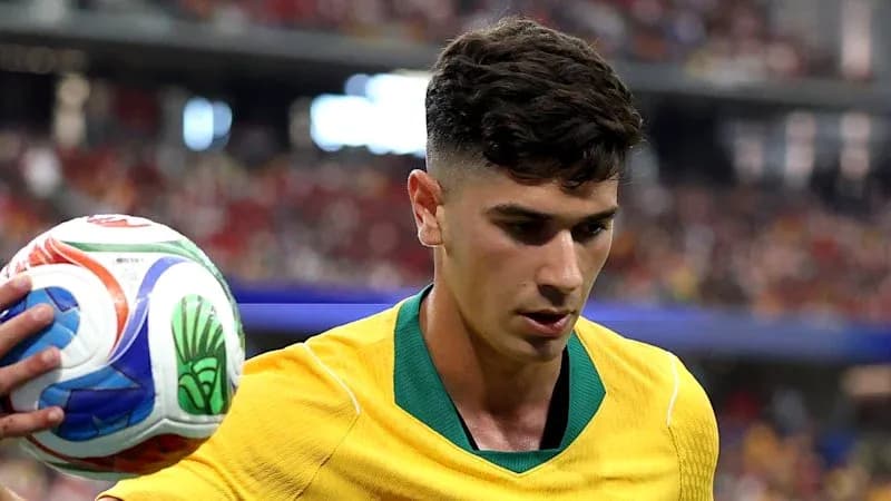 Jugador australiano sosteniendo el balón en el campo