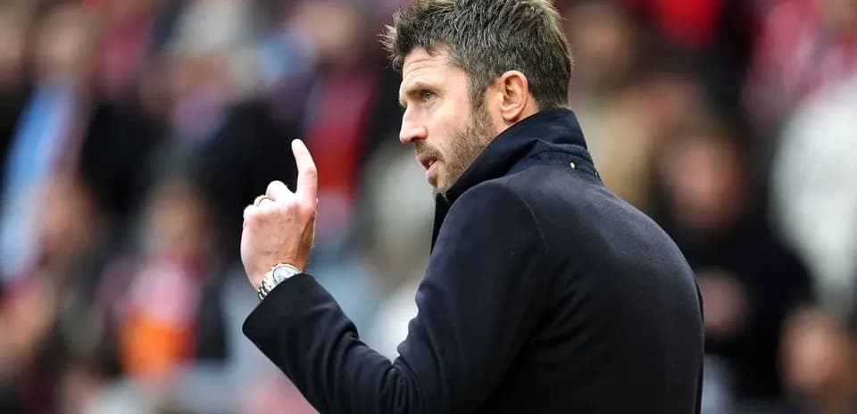 Entrenador señalando durante el partido en el banquillo