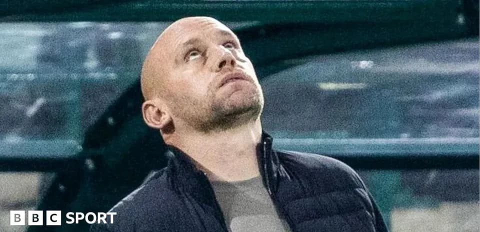 Entrenador mirando hacia arriba durante el partido