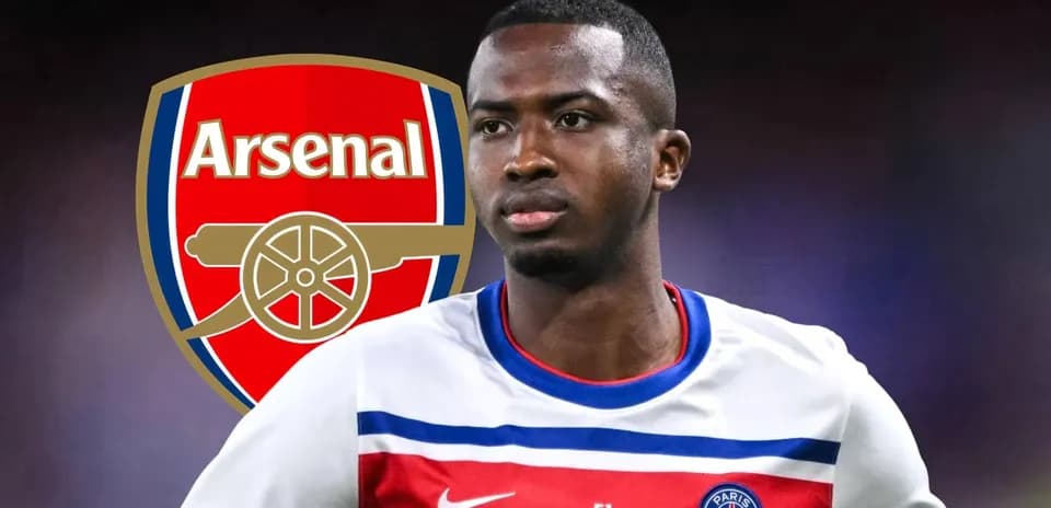 Jugador de PSG frente al escudo de Arsenal