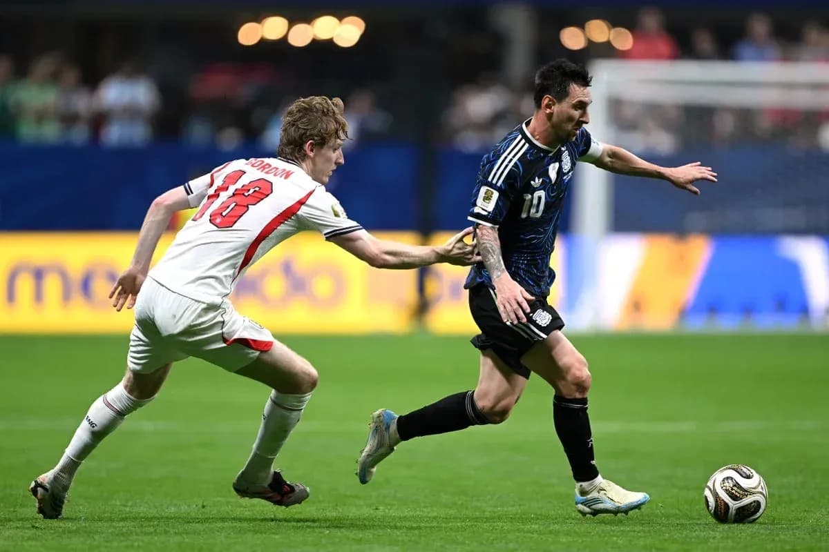 Jugador argentino driblando mientras es seguido por oponente