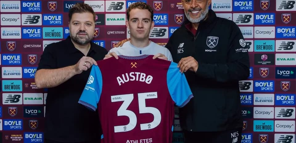 Nuevo jugador de West Ham mostrando su camiseta