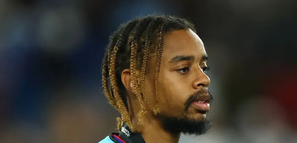 Jugador con trenzas en uniforme de fútbol