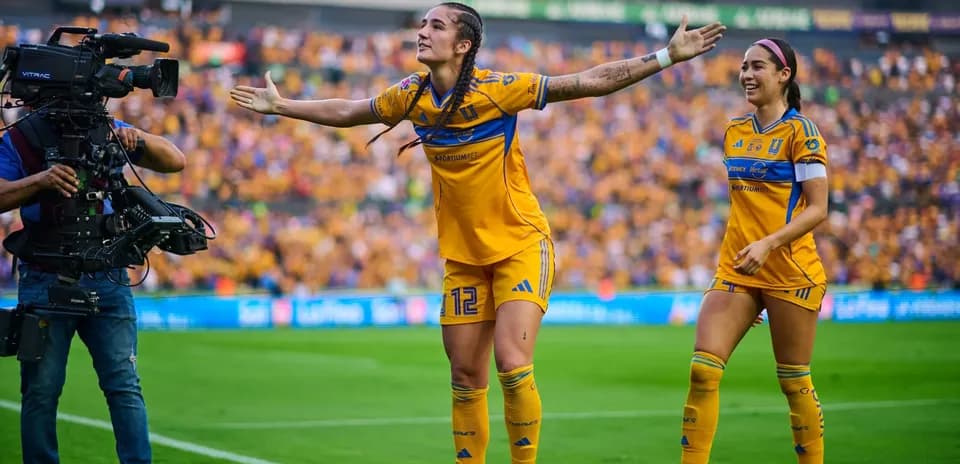 Jugadoras de Tigres celebrando un gol