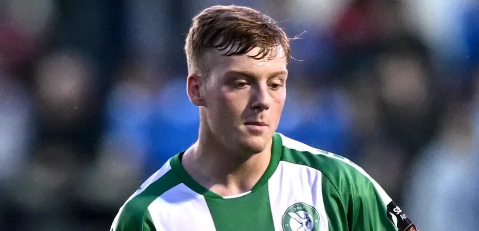 Jugador con camiseta verde y blanca en el campo