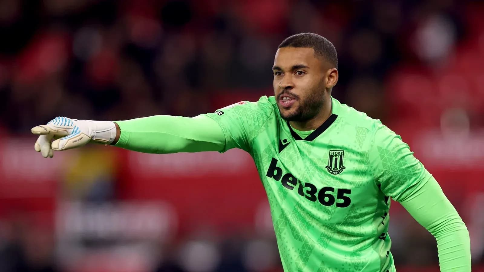 Portero de Stoke City dirigiendo a su equipo