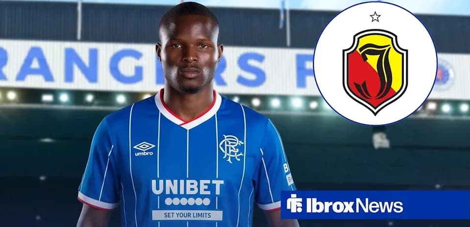 Jugador del Rangers con camiseta azul en Ibrox