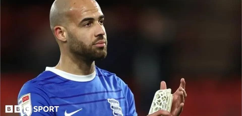 Jugador de Birmingham City aplaudiendo en el campo