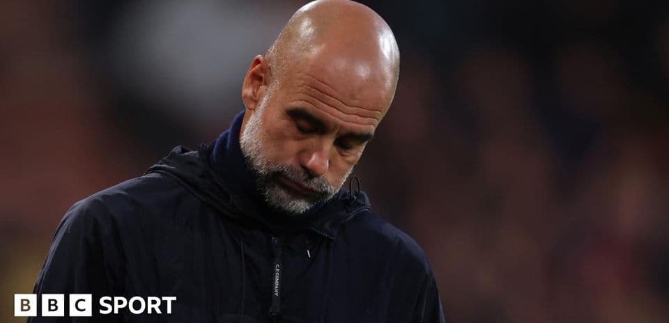 Entrenador con mirada pensativa durante el partido