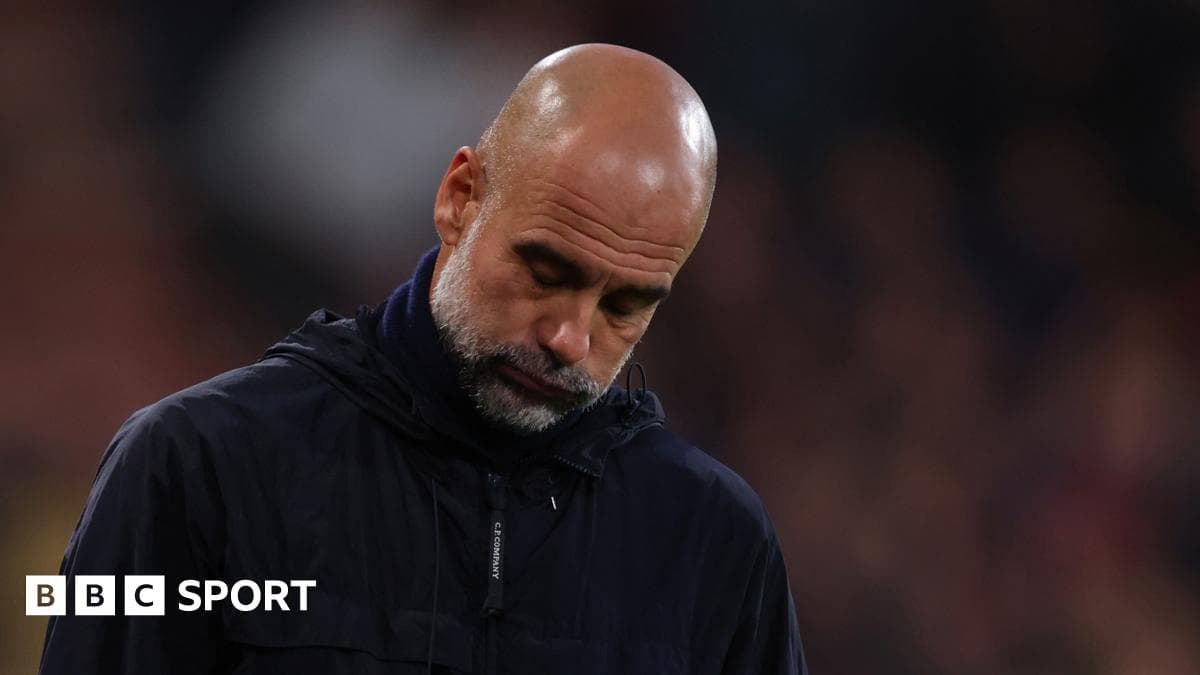 Entrenador con mirada pensativa durante el partido
