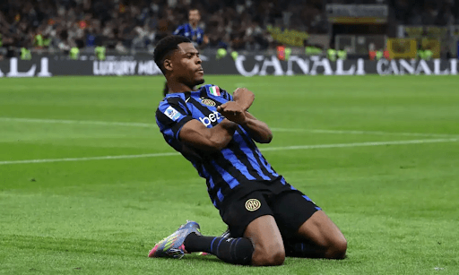 Jugador de Inter celebrando gol en el campo