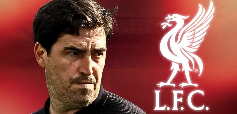 Entrenador de Liverpool con logo del club de fondo