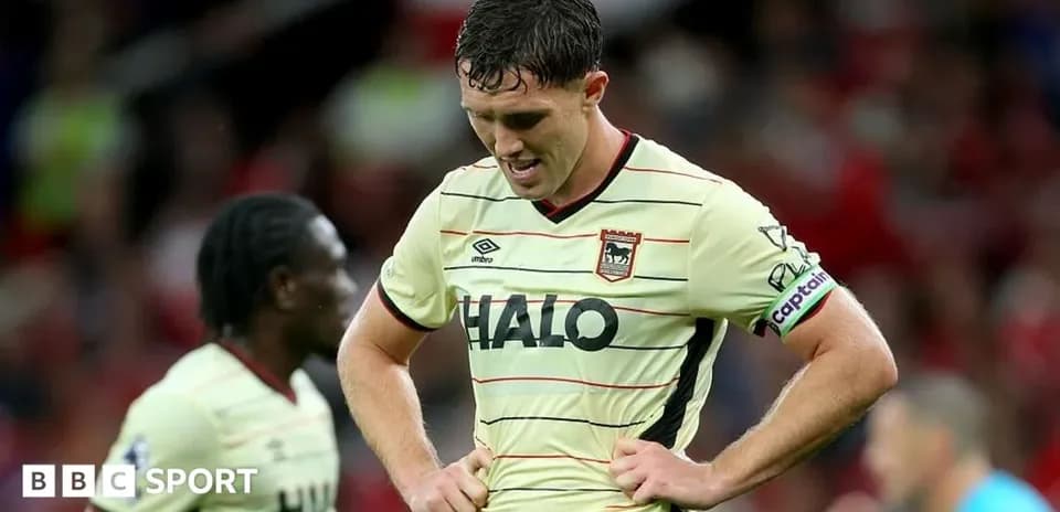 Jugador con camiseta de Ipswich mostrando frustración en el campo