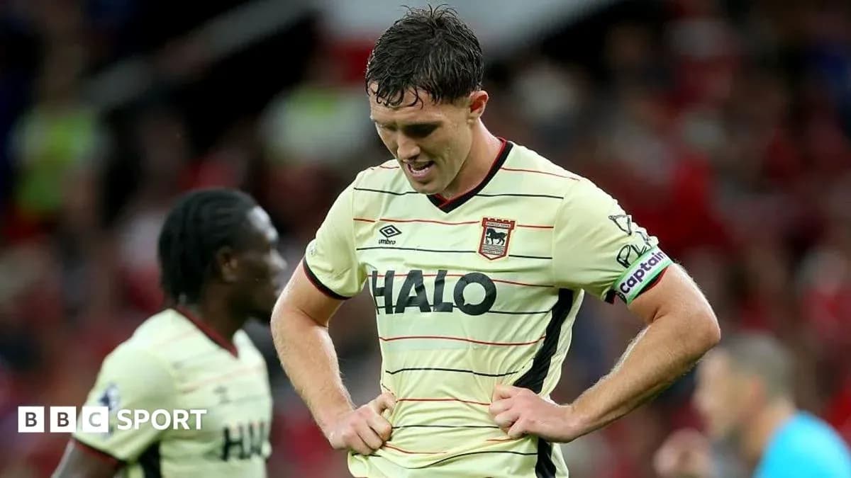 Jugador con camiseta de Ipswich mostrando frustración en el campo