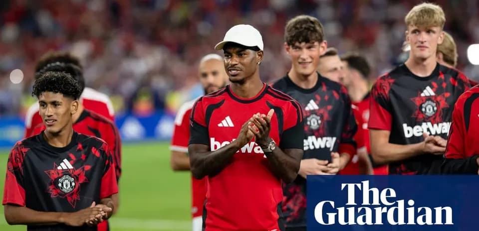 Jugadores de Manchester United en el campo después del partido