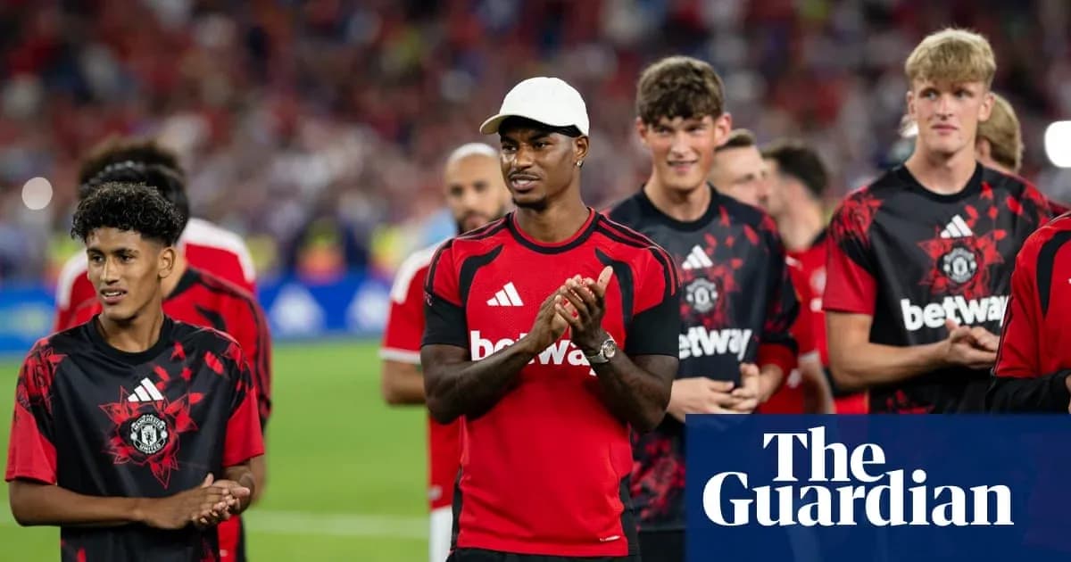 Jugadores de Manchester United en el campo después del partido