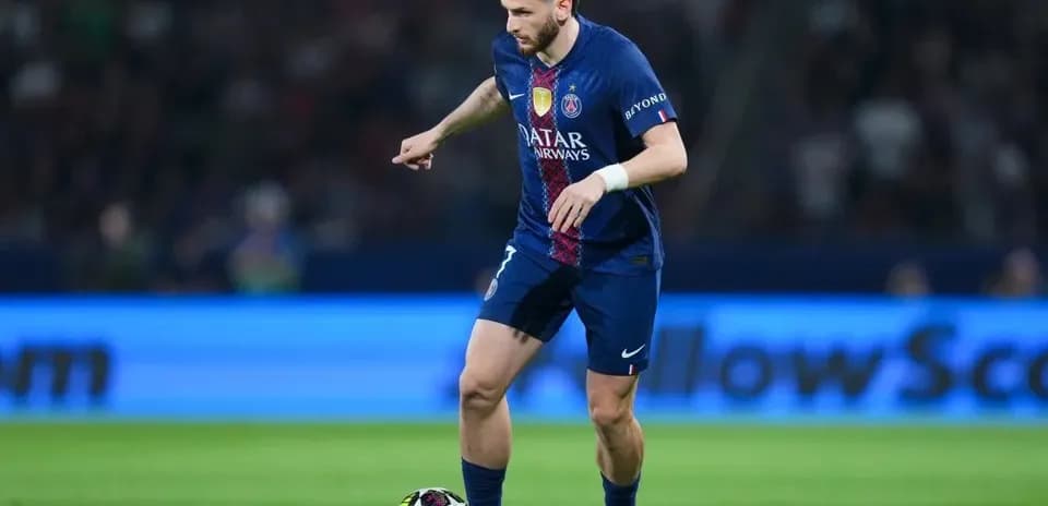 Jugador de PSG controlando el balón en el campo