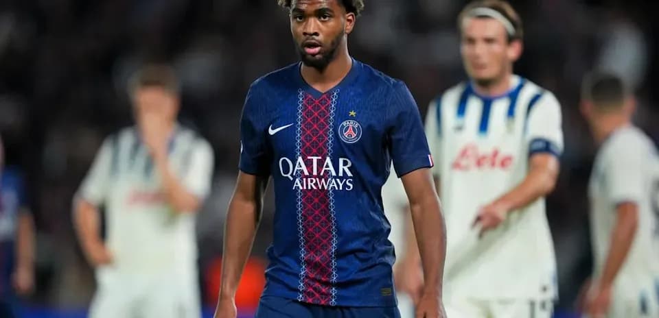 Jugador de PSG caminando en el campo durante el partido