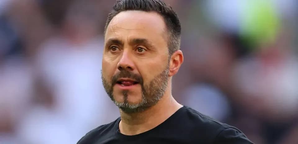 Entrenador observando el partido desde la línea lateral
