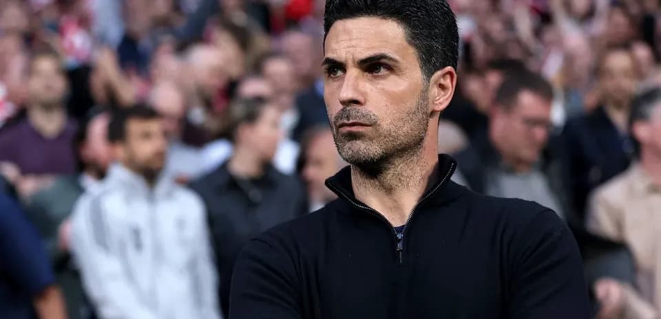 Entrenador observando el partido en el estadio
