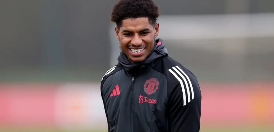 Jugador de Manchester United durante sesión de entrenamiento