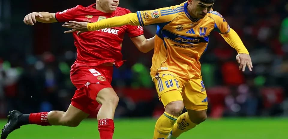 Jugadores de Toluca y Tigres compitiendo por el balón