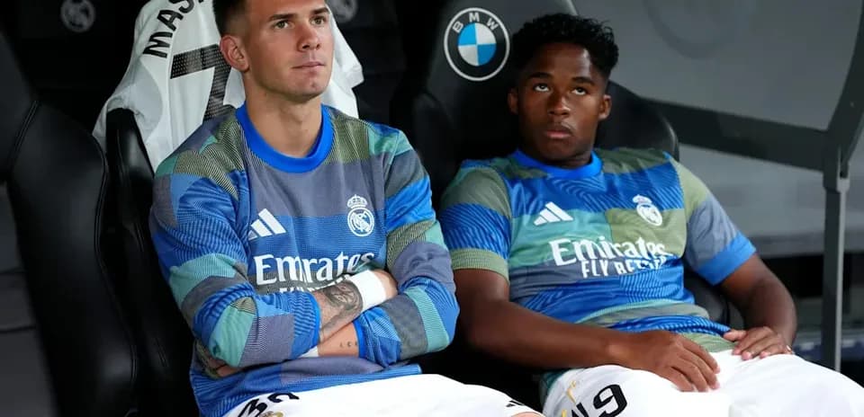 Jugadores de Real Madrid en el banquillo durante partido