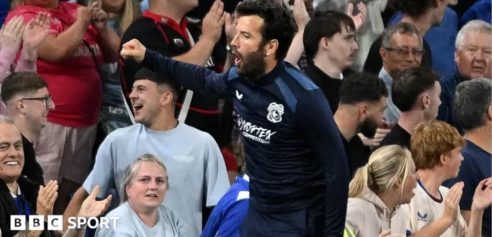Entrenador celebrando con la afición en el estadio