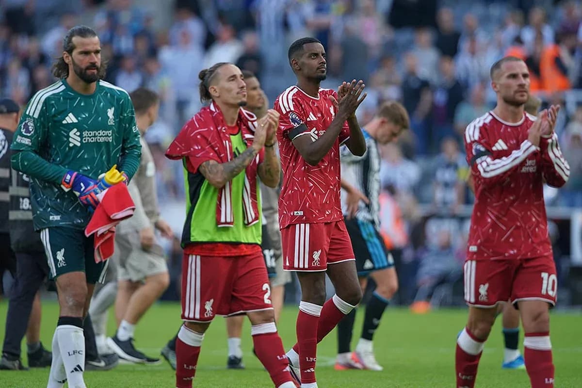 Jugadores de Liverpool aplaudiendo tras el partido