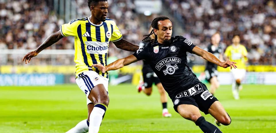 Jugadores de Sturm Graz y Fenerbahçe en acción